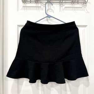 Black scalloped mini skirt Forever 21 in a women’s size M